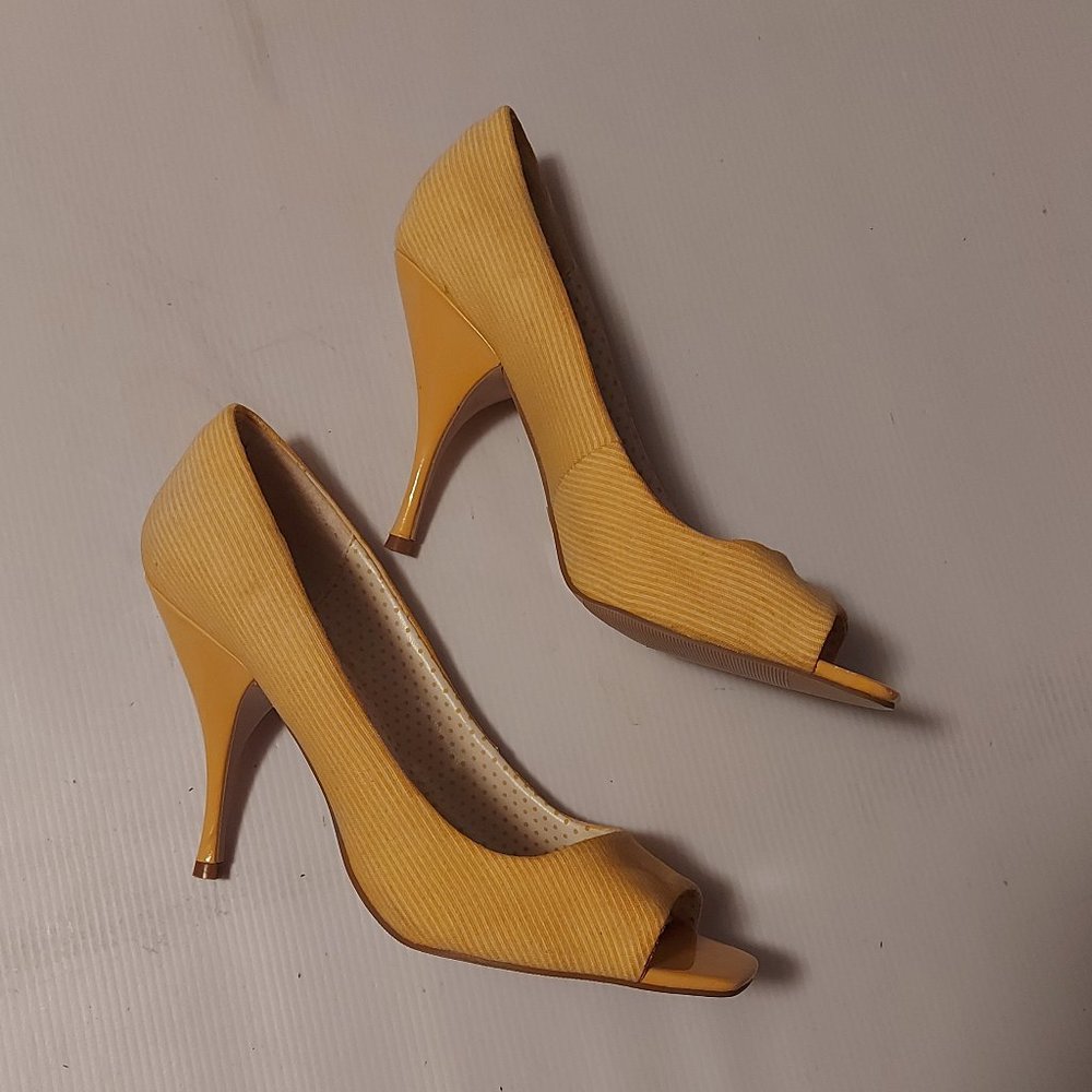 Yellow flirty open toe pumps